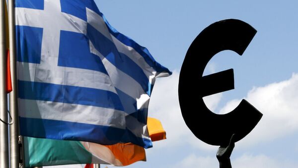 Bandera de Grecia y símbolo de euro frente al Parlamento Europeo - Sputnik Mundo