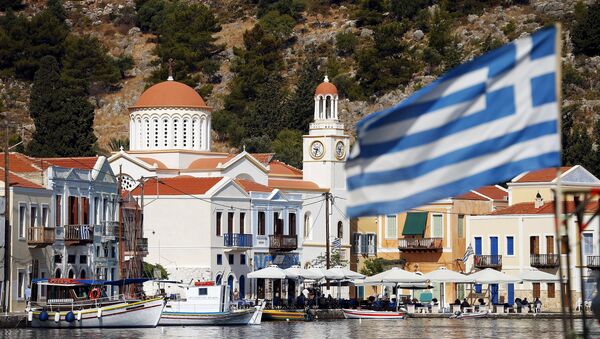 Bandera de Grecia en la isla de Kastelorizo, Grecia, el 4 de julio, 2015 - Sputnik Mundo