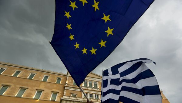 Banderas de la UE y Grecia - Sputnik Mundo