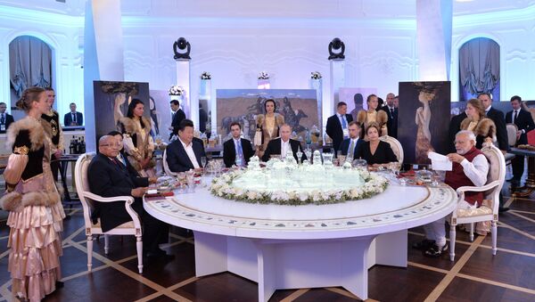 Los lìderos de los paises miembros del summit BRICS durante un almuerzo informal - Sputnik Mundo
