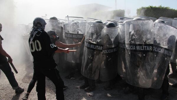 Protestantes se pelean con la policía militar en Iguala, México, el 12 de enero, 2015 - Sputnik Mundo