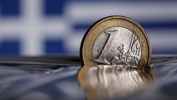 Moneda de un euro semihundida - Sputnik Mundo