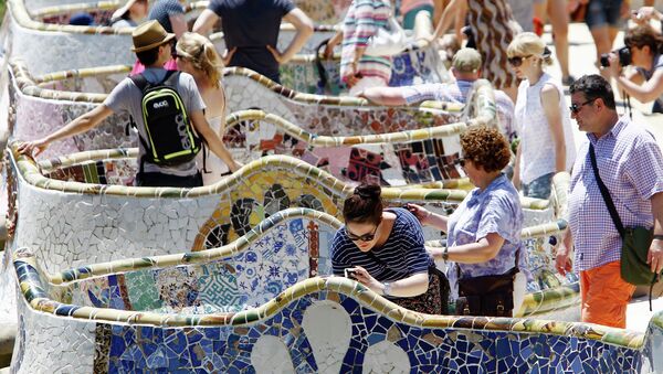 Turistas en el parque Güell en Barcelona - Sputnik Mundo