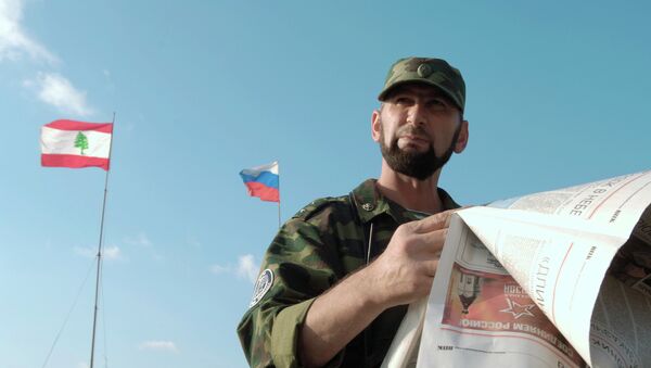 Soldado ruso al lado de banderas de Rusia y Líbano - Sputnik Mundo