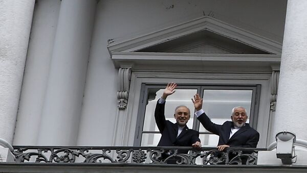 El canciller iraní, Javad Zarif (dcha.), y el ministro de la Energía Atómica de Irán, Akbar Salehi - Sputnik Mundo