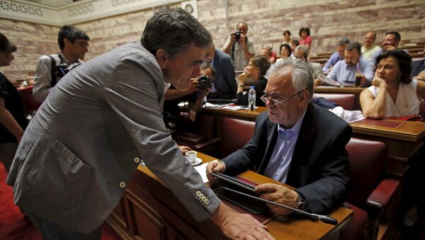 Euclides Tsakalotos, ministro de Finanzas de Grecia, y Yannis Dragasakis, primer viceministro de Grecia, durante la sesión del partido Syriza en el parlamento en Atenas, Grecia, el 10 de julio, 2015 - Sputnik Mundo