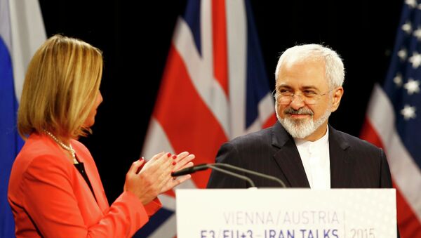 Federica Mogherini (izda.) y ministro de Asuntos Exteriores de Irán, Mohamad Yavad Zarif - Sputnik Mundo