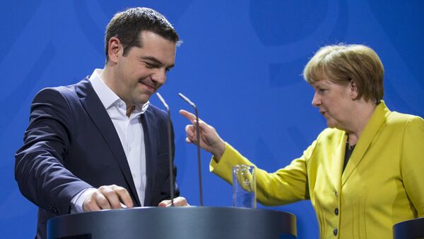 Primer ministro de Grecia, Alexis Tsipras y canciller de Alemania, Angela Merkel (Archivo) - Sputnik Mundo