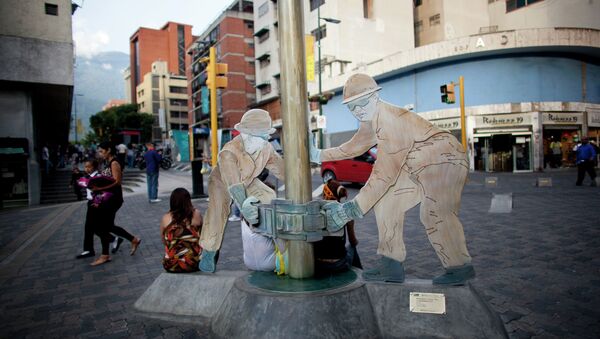 Una escultura de trabajadores petroleros en una calle de Caracas, Venezuela - Sputnik Mundo