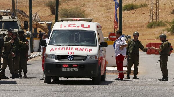 Soldados israelíes al lado de ambulancia palestina (archivo) - Sputnik Mundo