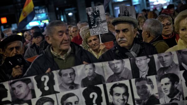 Manifestación en memoria de las víctimas de la Guerra Civil en España - Sputnik Mundo