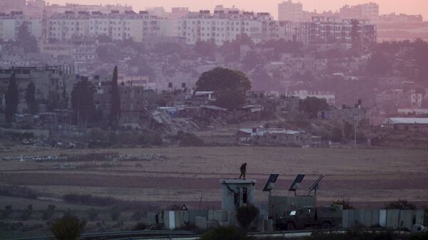 Soldado israelí en la frontera de Israel con la Franja de Gaza (archivo) - Sputnik Mundo