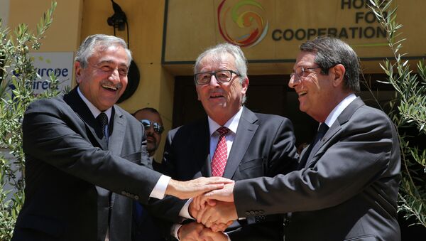 Líder de la comunidad turcochipriota, Mustafá Akinci (izda.), Jean-Claude Juncker y presidente de Chipre, Nikos Anastasiadis - Sputnik Mundo