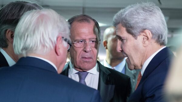 Ministro de Exterirores ruso, Serguéi Lavrov, su homólogo alemán Frank-Walter Steinmeier y secretario del Estado de EEUU, John Kerry - Sputnik Mundo