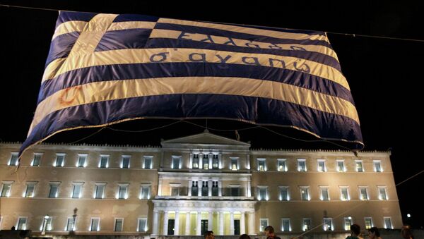 La bandera griega con la frase Te amo, Grecia frente a Parlamento de país - Sputnik Mundo