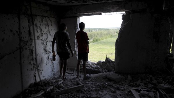 Destrucciones tras bombardeos en Donbás (Archivo) - Sputnik Mundo