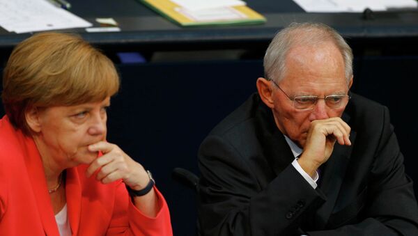German Chancellor Angela Merkel and Finance Minister Wolfgang Schaeuble attend the session of Germany's parliament, the Bundestag, in Berlin, Germany, July 17, 2015 - Sputnik Mundo