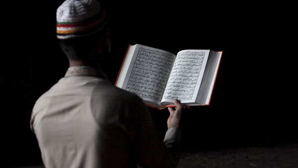 Musulmán leyendo el Corán (imagen referencial) - Sputnik Mundo
