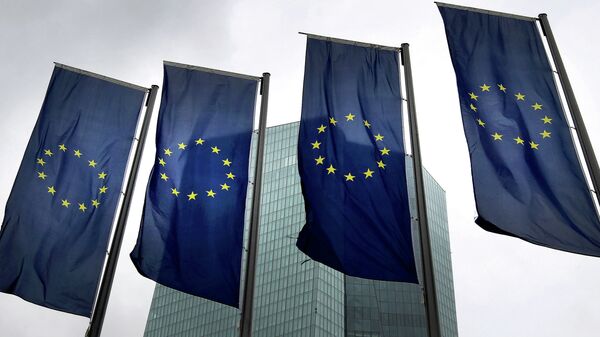 Flags of the European Union are displayed outside the headquarter of the European Central Bank (ECB) in Frankfurt am Main, western Germany, on July 20, 2015 - Sputnik Mundo