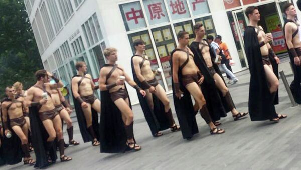 Detienen a 100 personas disfrazadas de espartanos en China - Sputnik Mundo