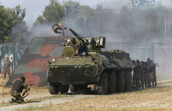 Entrenamiento de los combatientes de la Guardia Nacional ucraniana - Sputnik Mundo