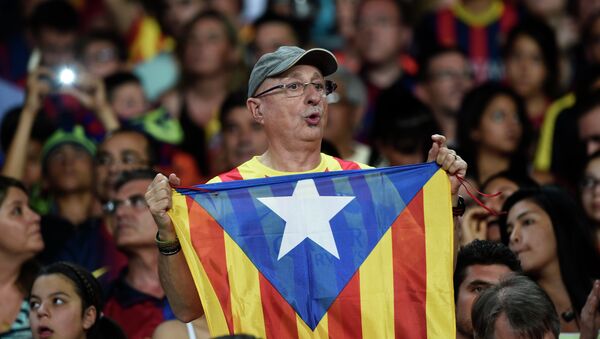 Hincha de Barça con la bandera independista de Cataluña (Archivo) - Sputnik Mundo