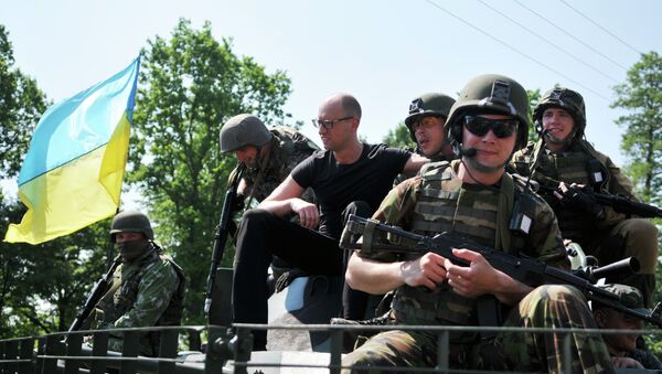 Arseni Yatseniuk, primer ministro de Ucrania, y los militares de EEUU durante los ejercicios militares Fearless Guardian 2015 - Sputnik Mundo