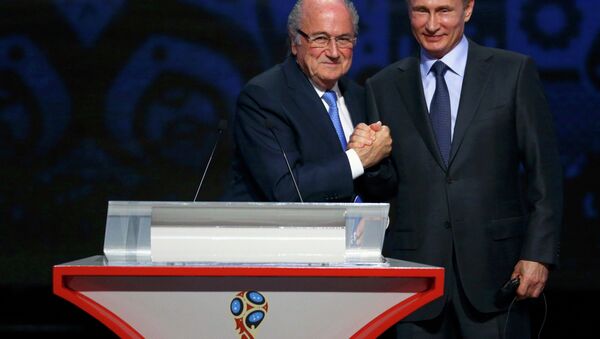 Presidente de la FIFA, Joseph Blatter,y presidente de Rusia, Vladímir Putin durante el sorteo preliminar de la Copa Mundial 2018 - Sputnik Mundo
