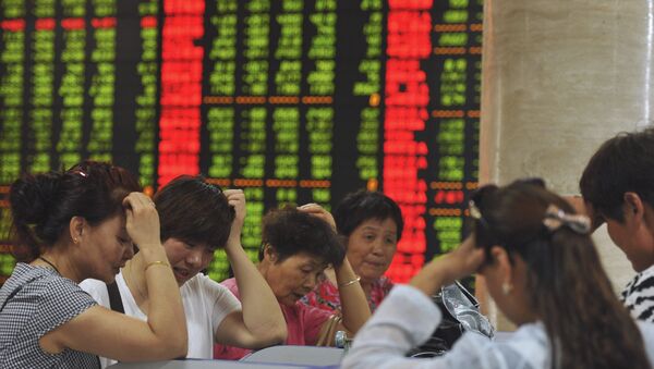 Investors react as they look at computer screens showing stock information at a brokerage house in Fuyang, Anhui province, China - Sputnik Mundo