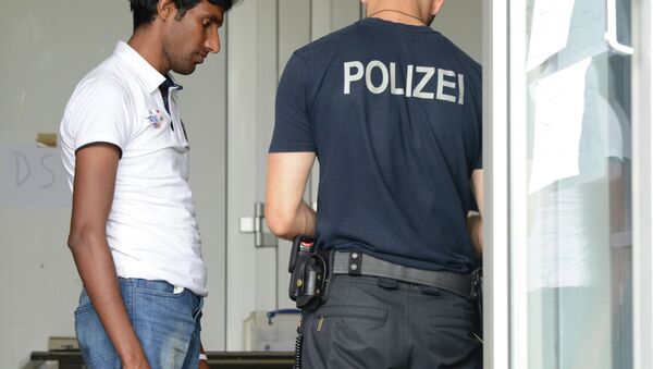 Policía alemán comprueba los documentos de refugiado - Sputnik Mundo