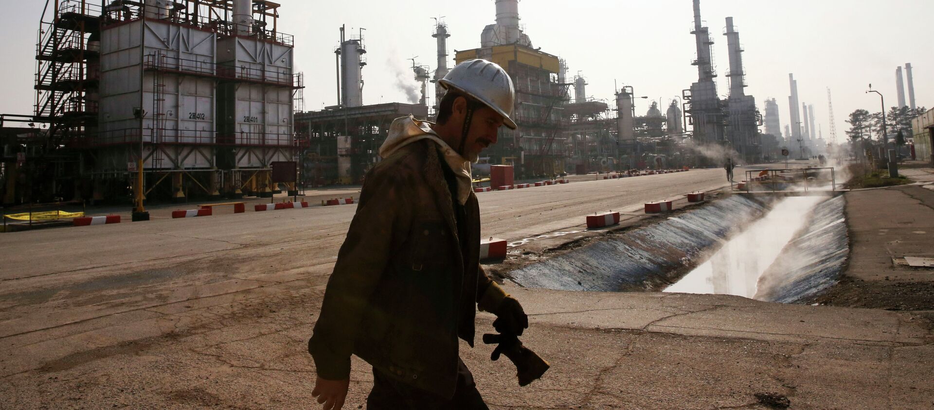 Индия отказалась от нефти и газа. Добыча нефти в Иране. Нефтегазовая промышленность в Иране. Нефтяная индустрия Индии. Индия нефть.