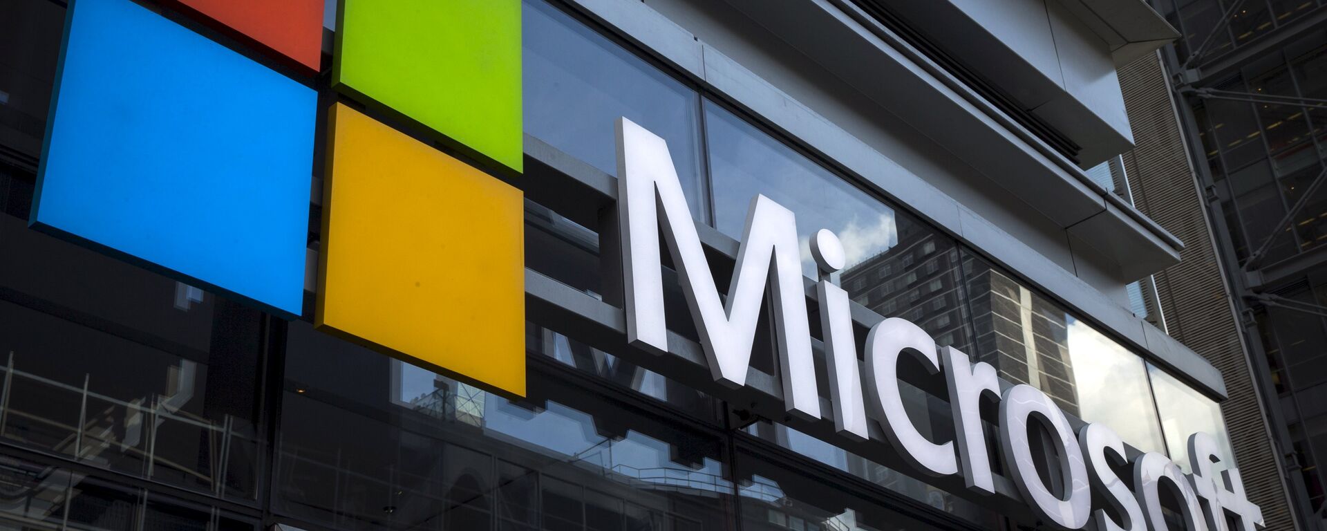 A Microsoft logo is seen on an office building in New York City, July 28, 2015 - Sputnik Mundo, 1920, 24.02.2021