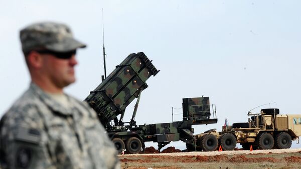 Un soldado estadounidense delante de un sistema de misiles Patriot en una base militar turca de Gaziantep - Sputnik Mundo