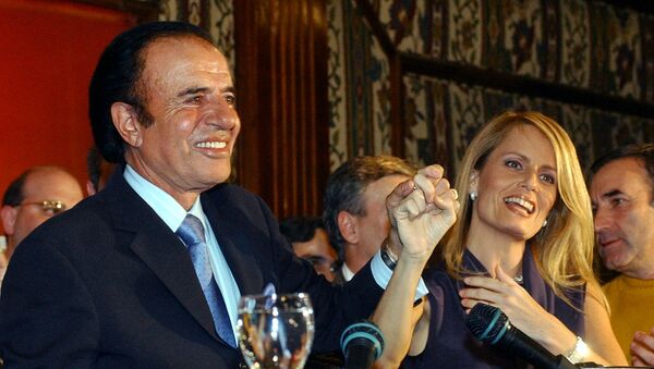 El expresidente argentino, Carlos Menem, y su exesposa, Cecilia Bolocco - Sputnik Mundo