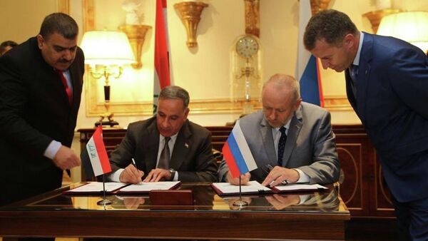 El ministro de Defensa de Irak, Jaled al-Obeidi, y el director del Servicio Federal de Cooperación Técnica Militar de Rusia, Alexandr Fomín - Sputnik Mundo