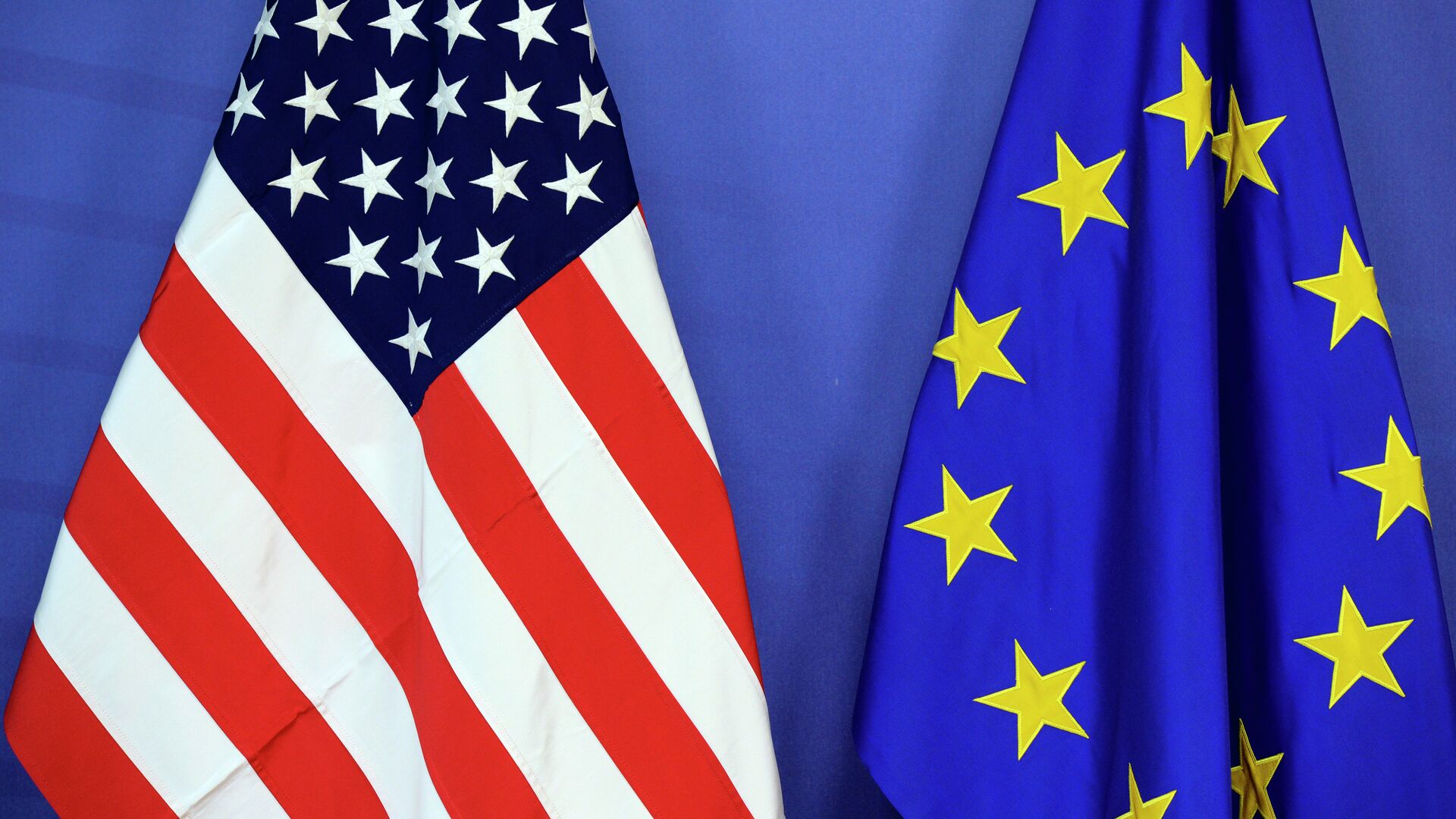 The US national flag (L) and the flag of the European Union are placed side-by-side during the Transatlantic Trade and Investment Partnership (TTIP) meeting at the European Union Commission headquarter in Brussels, on July 13, 2015 - Sputnik Mundo, 1920, 02.03.2021