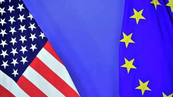 Banderas de EEUU y la UE - Sputnik Mundo