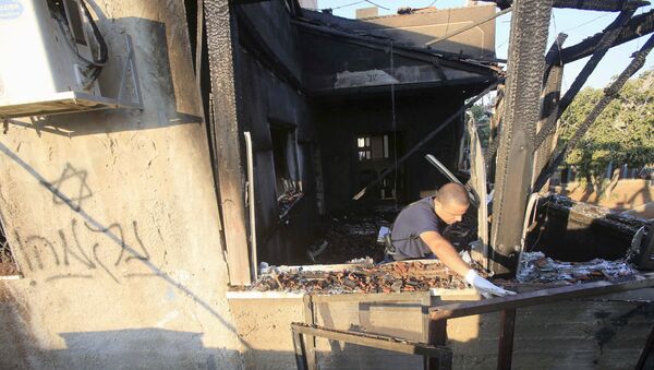 Policía israelí examina casa quemada con inscripción en hebreo que dice «Venganza» - Sputnik Mundo