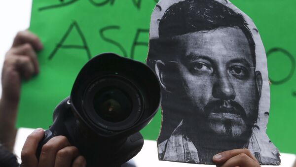 La imagen del fotoperiodista Rubén Espinosa en una protesta contra su asesinato en el monumento Ángel de la Independencia en Ciudad de México - Sputnik Mundo