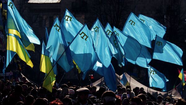 Los banderas de Ucrania y tártaros crimeos durante una manifestación en apoyo de los tártaros de Crimea (archivo) - Sputnik Mundo