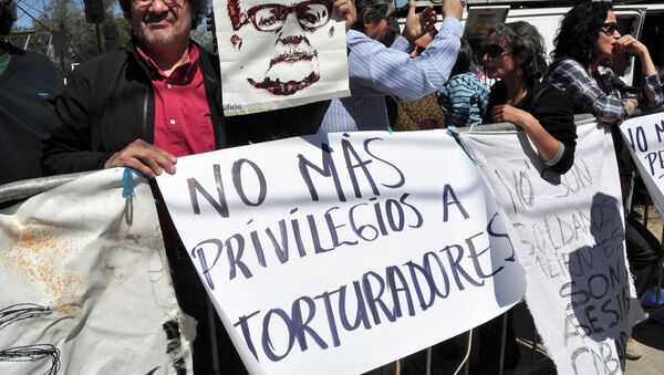 Protesta contra los privilegios para los presos condenados por los crimenes de lesa humanidad en Chile (Archivo) - Sputnik Mundo