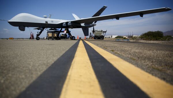 A General Atomics MQ-9 Reaper stands on the runway during Black Dart, a live-fly, live fire demonstration of 55 unmanned aerial vehicles, or drones, at Naval Base Ventura County Sea Range, Point Mugu, near Oxnard, California July 31, 2015 - Sputnik Mundo