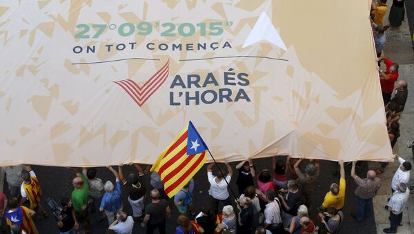 Los partidarios de favor de la independencia de Cataluña en la plaza de Sant Jaume en Barcelona - Sputnik Mundo