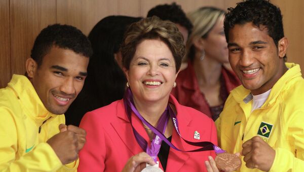 La presidenta de Brasil, Dilma Rousseff, y los boxeadores de Brasil, los hermanos Esquiva Falcao Florentino (izda.) y Yamaguchi Falcao Florentino - Sputnik Mundo