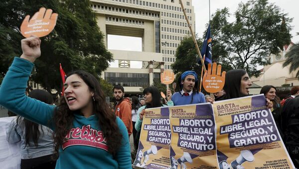 La manifestación en apoyo al proyecto de la ley del gobierno chileno que busca legalizar el aborto - Sputnik Mundo