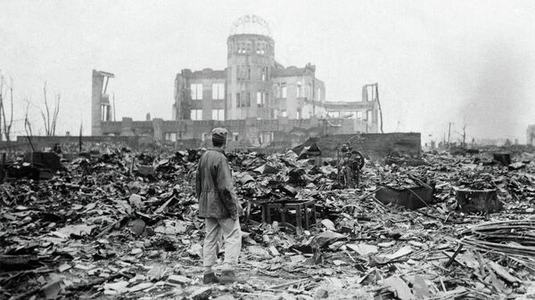 Un corresponsal aliado entre los escombros de lo que fue un cine en Hiroshima, Japón, un mes después de que Estados Unidos lanzara la primera bomba atómica utilizada en una guerra, el 6 de agosto de 1945.
 - Sputnik Mundo