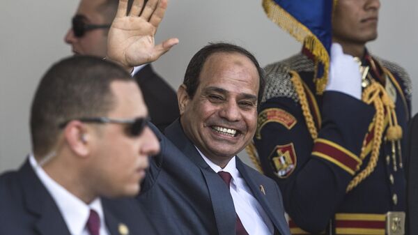 Egyptian President Abdel Fattah al-Sisi waves as he arrives for the opening ceremony of a new waterway at the Suez Canal on August 6, 2015, in the port city of Ismailiya. - Sputnik Mundo