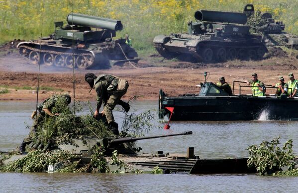 Vehículos blindados aprenden a cruzar obstáculos fluviales - Sputnik Mundo