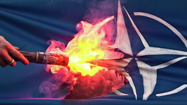 La bandera de la OTAN encendida - Sputnik Mundo