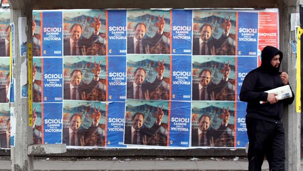 Pósteres promocionan el candidato presidencial Daniel Scioli en La Matanza, Argentina, el 29 de julio, 2015 - Sputnik Mundo